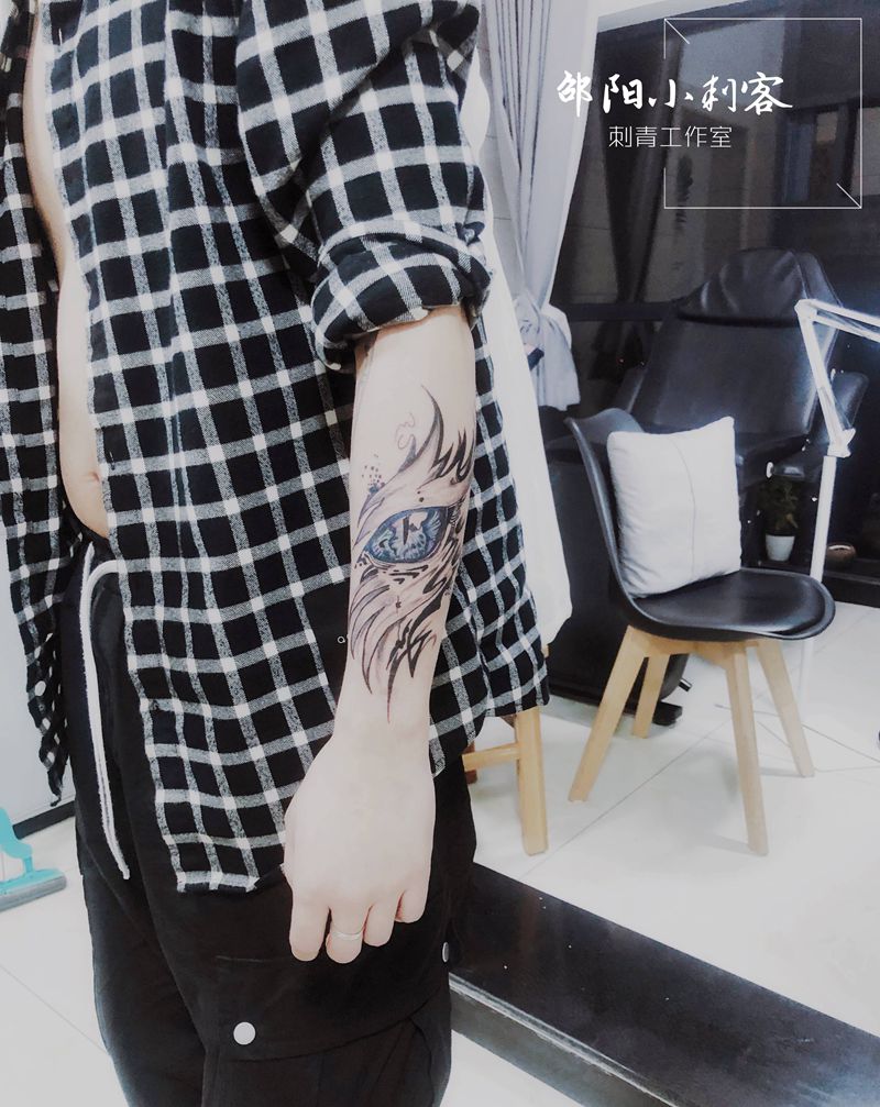 眼睛纹身图片_手臂New School水彩纹身图案