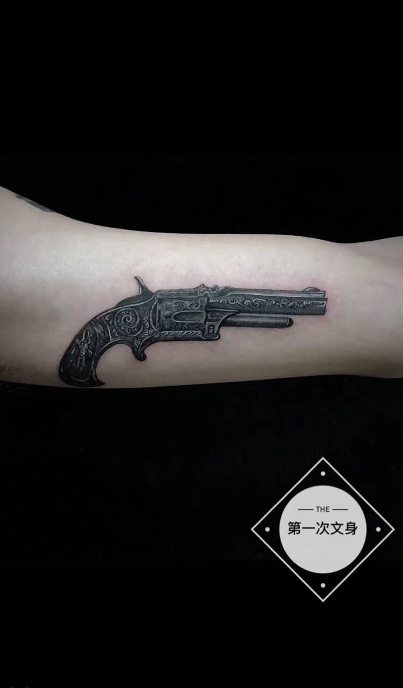 写实枪纹身图片_手臂欧美写实枪纹身图案