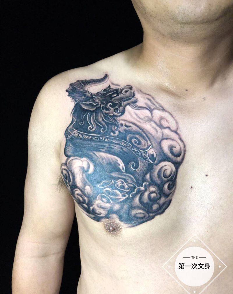 貔貅纹身图片_胸部新传统貔貅纹身图案