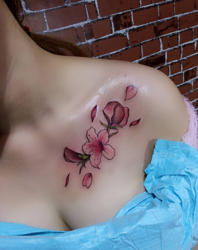 锁骨花纹身图片_胸部纹身图案