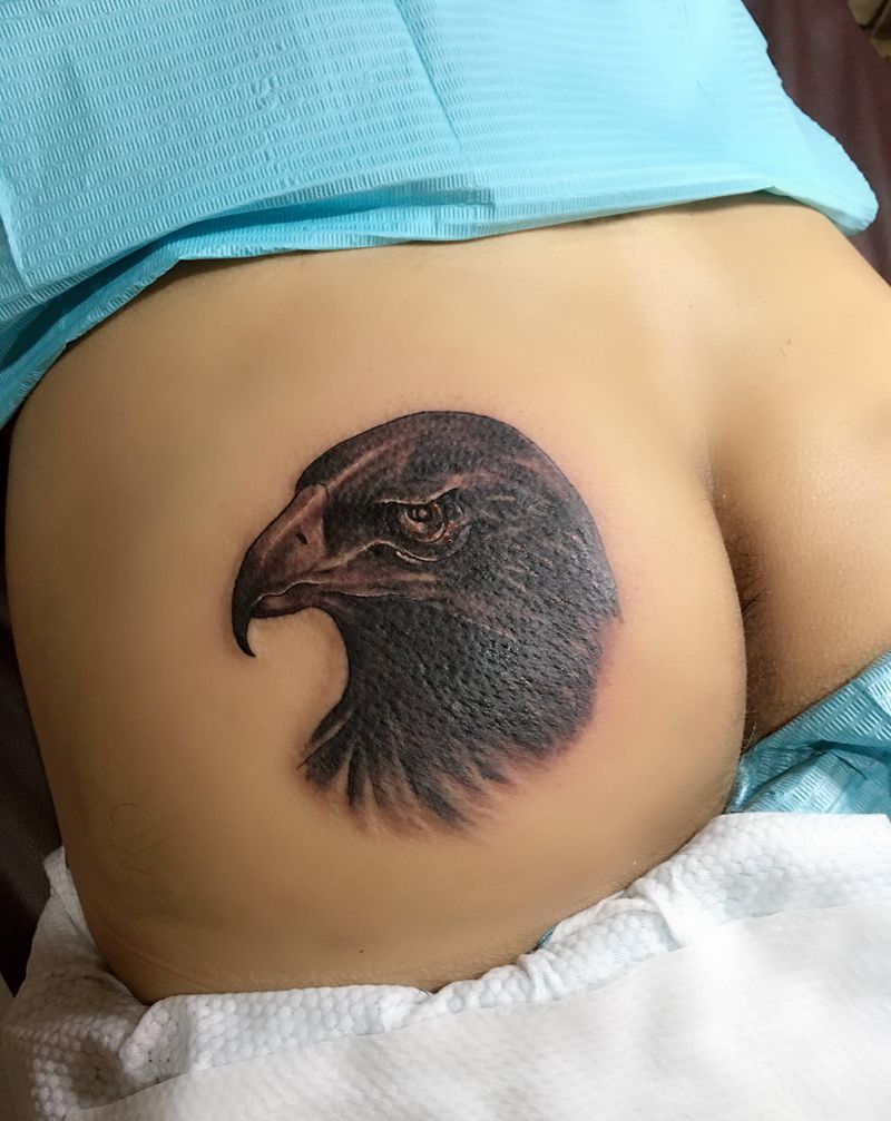 老远纹身图片_臀部纹身图案