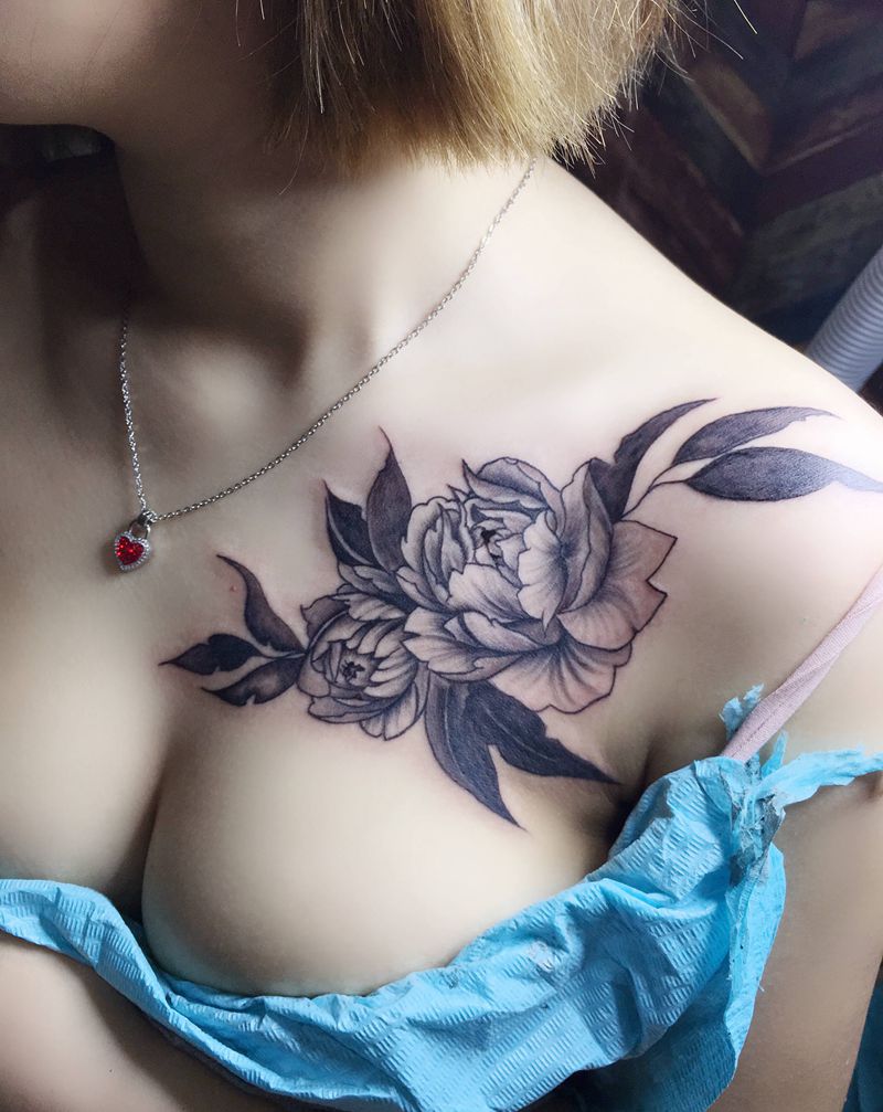 素花纹身图片_胸部纹身图案