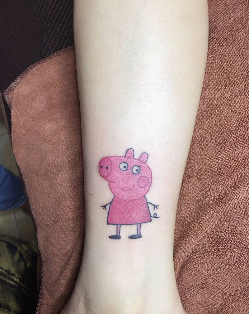 小猪佩奇纹身图片_脚部纹身图案