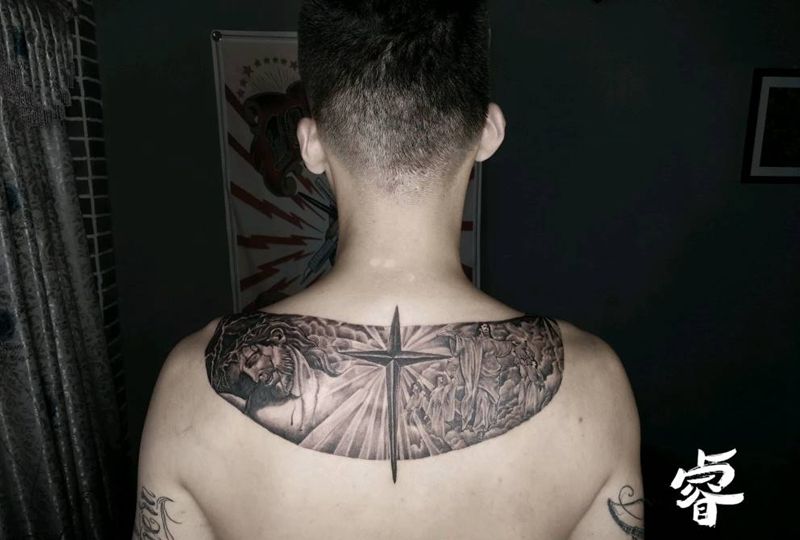 后背耶稣纹身图片