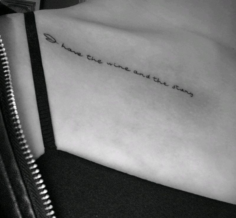 锁骨字母纹身图片