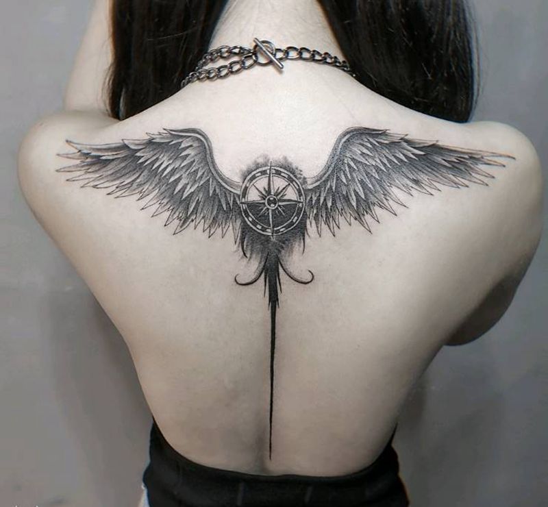 翅膀指南针纹身图片_背部欧美写实纹身图案