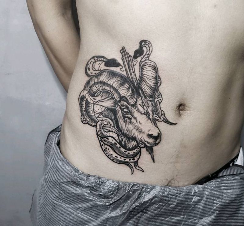暗黑羊头纹身图片_腹部欧美写实纹身图案