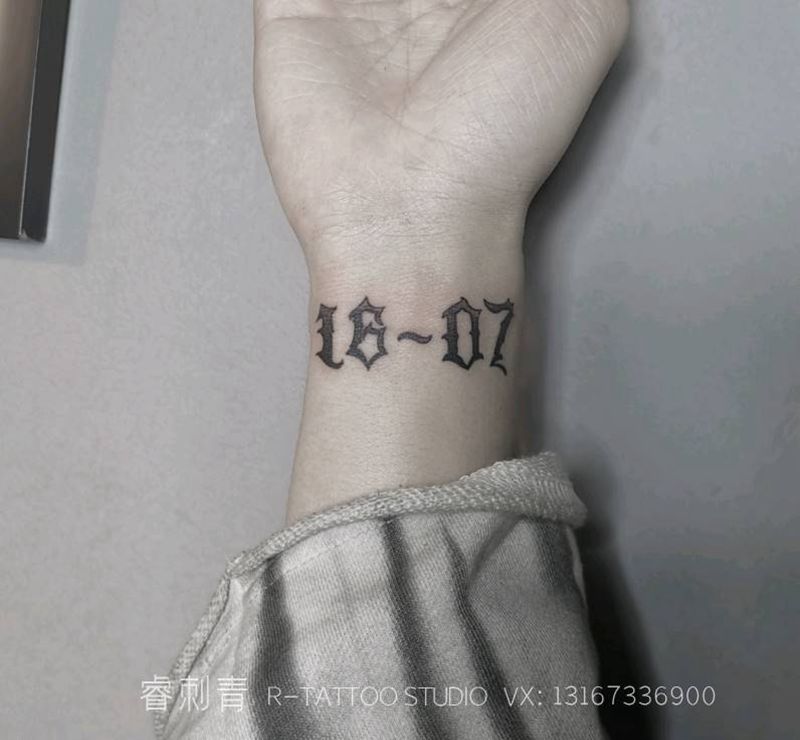 花体纹身图片_手部花体字纹身图案