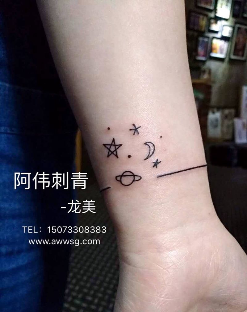 小宇宙纹身图片_清新情侣几何手部纹身图案