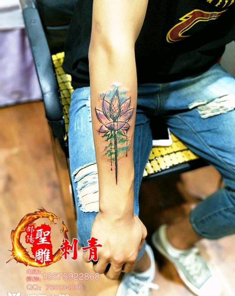 水墨莲花纹身图片