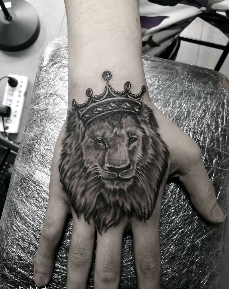 手背狮子纹身图片