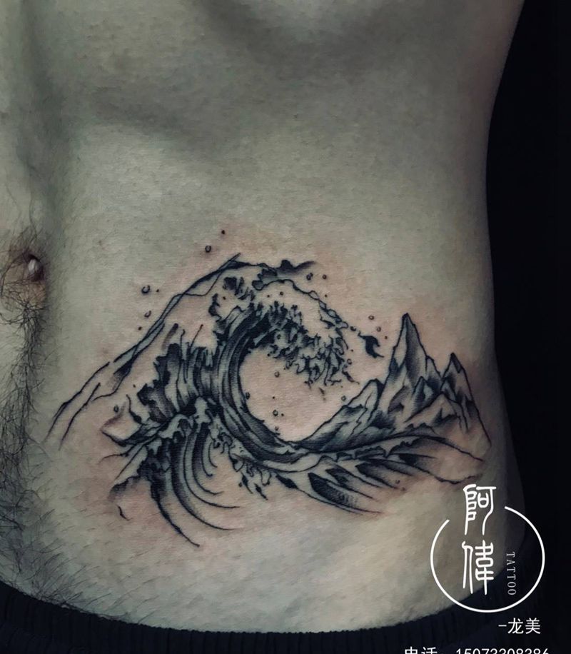 山与海，概念写意风。纹身图片_腹部腰部水墨浪花纹身图案