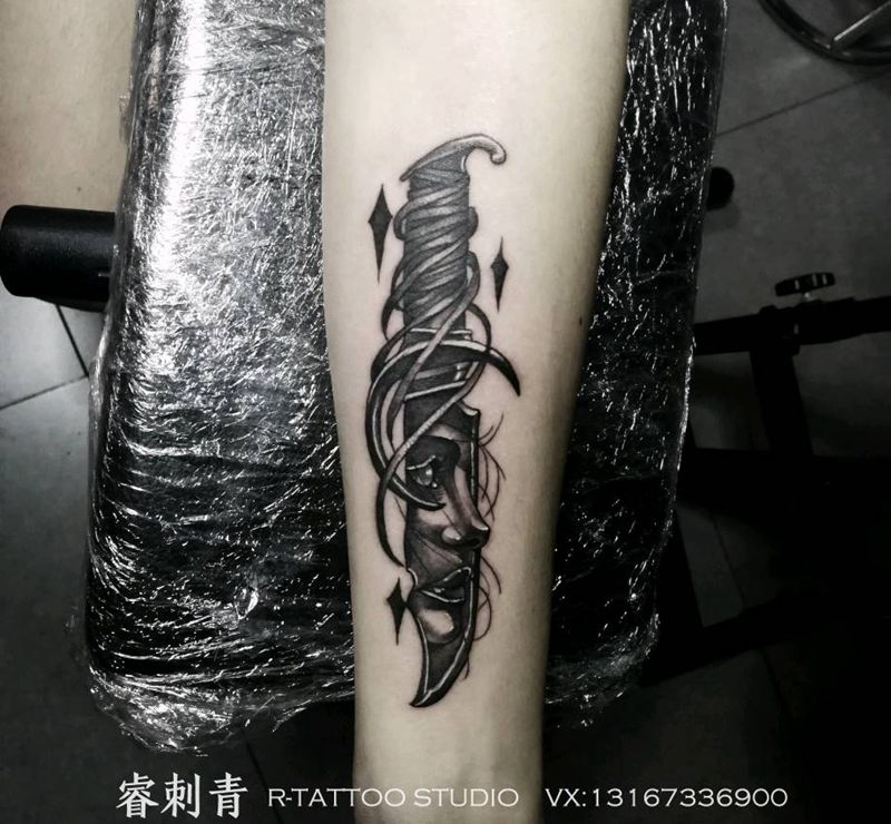 匕首纹身图片