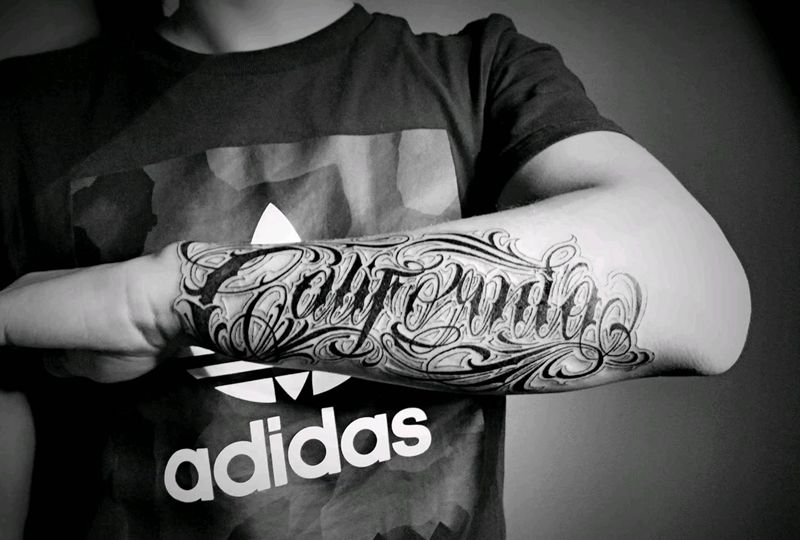 Chicano: 炸了吧纹身图片_手臂花体字纹身图案