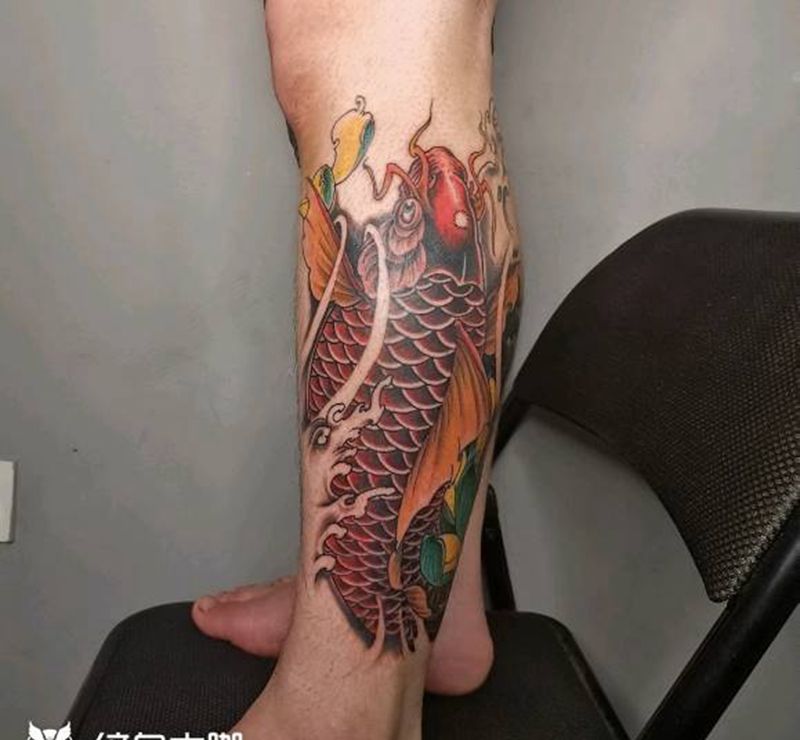 红鲤鱼纹身图片_腿部手臂新传统纹身图案