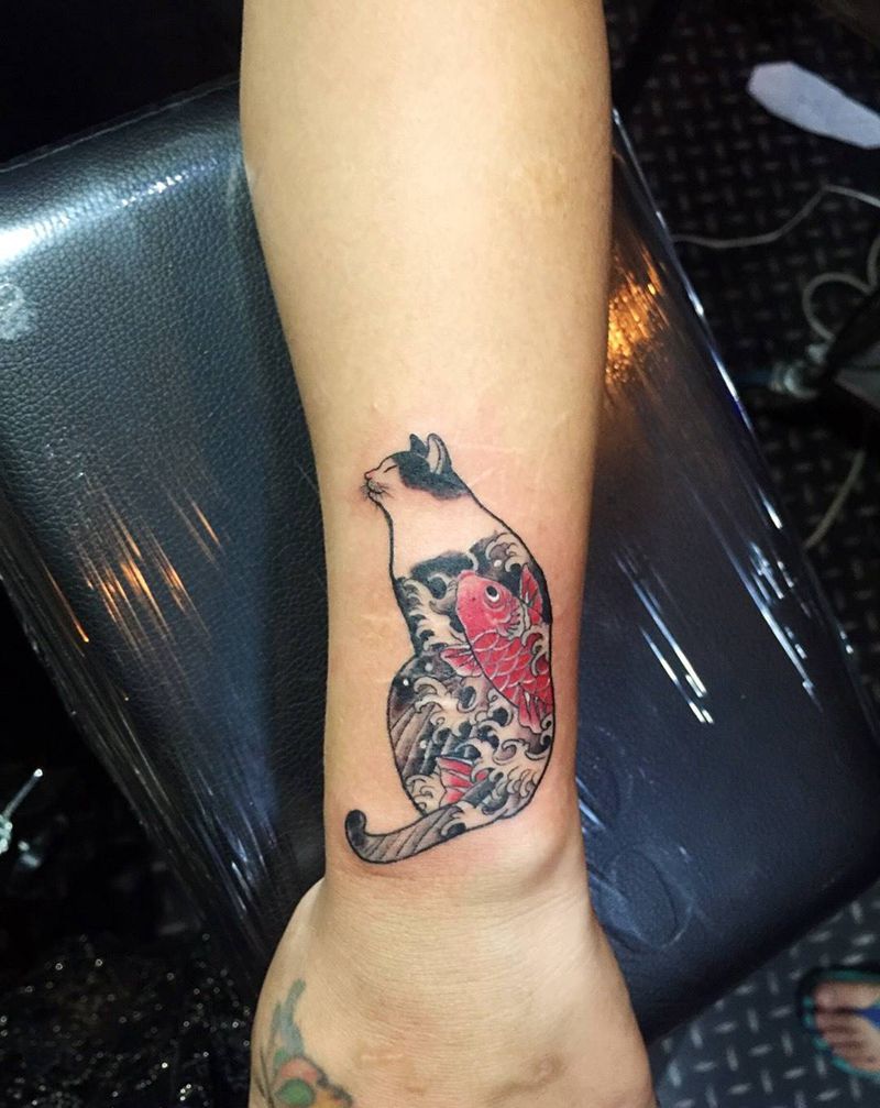 招财猫纹身图片_手部动物纹身图案