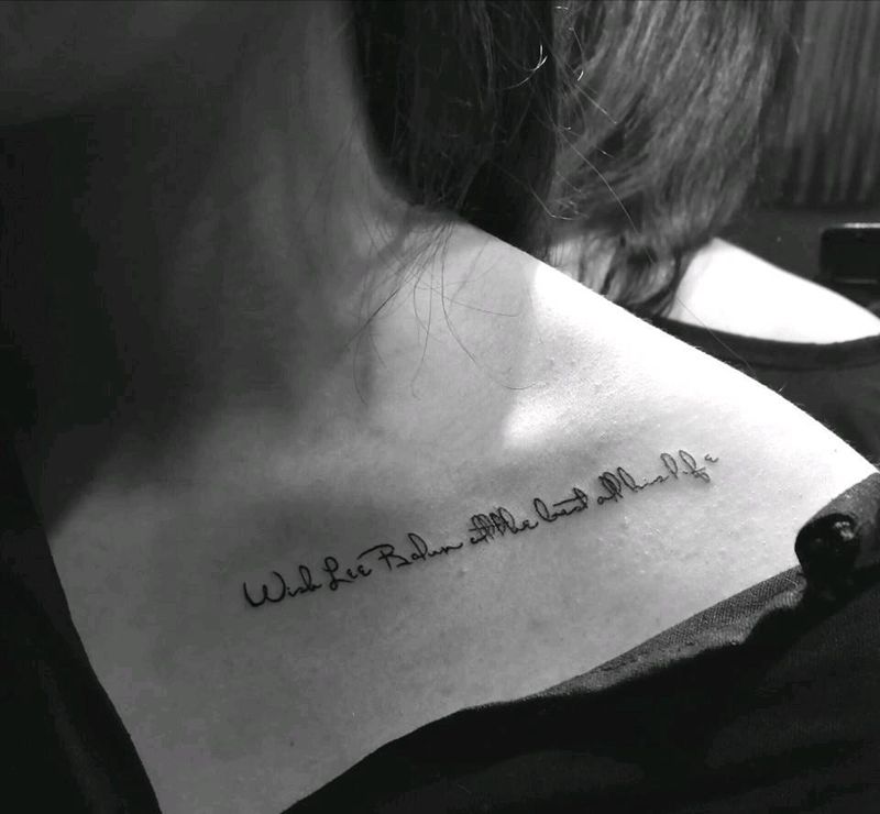 锁骨字母纹身图片