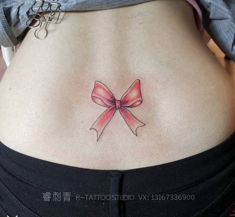 蝴蝶结纹身图片_腰部纹身图案