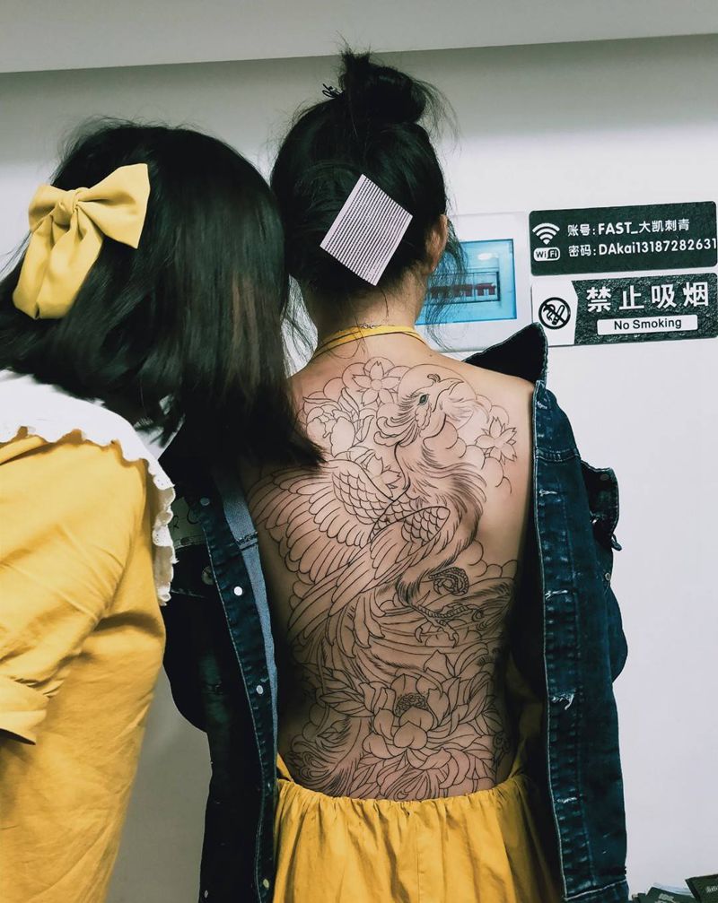 满背凤凰纹身图片_背部纹身图案