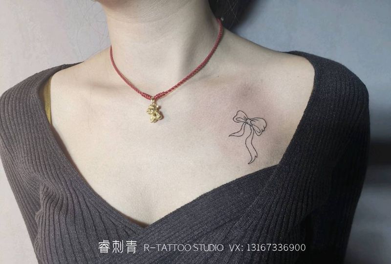 蝴蝶结纹身图片_肩部纹身图案