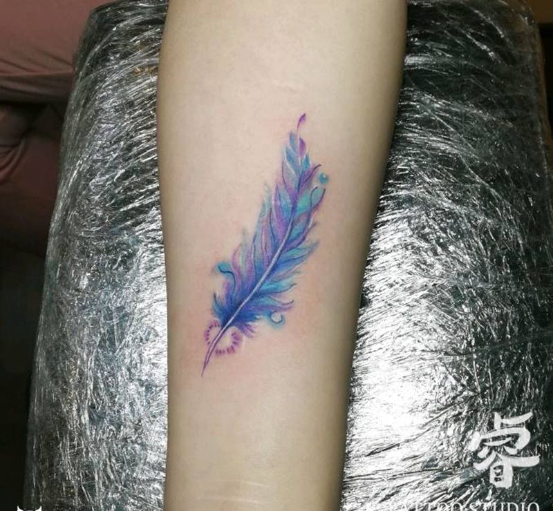 彩色羽毛盖疤痕纹身图片