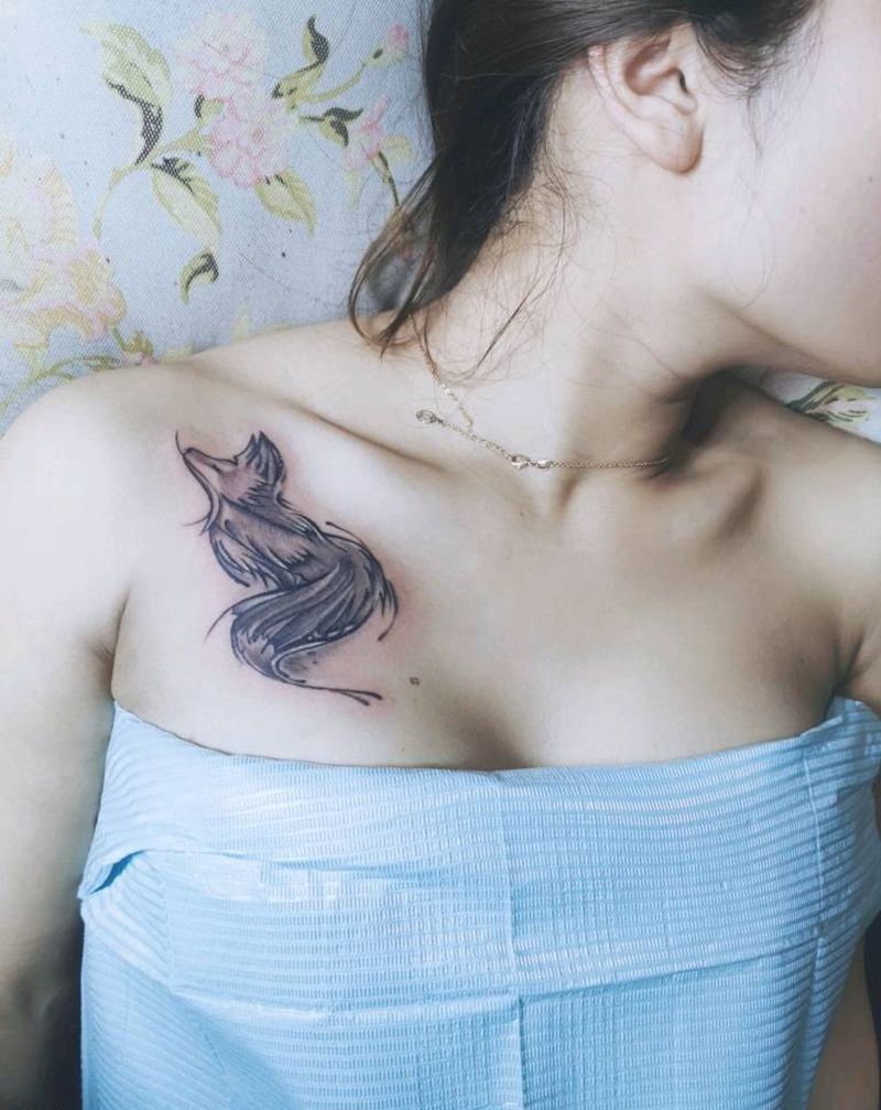 锁骨狐狸纹身图片_肩部纹身图案