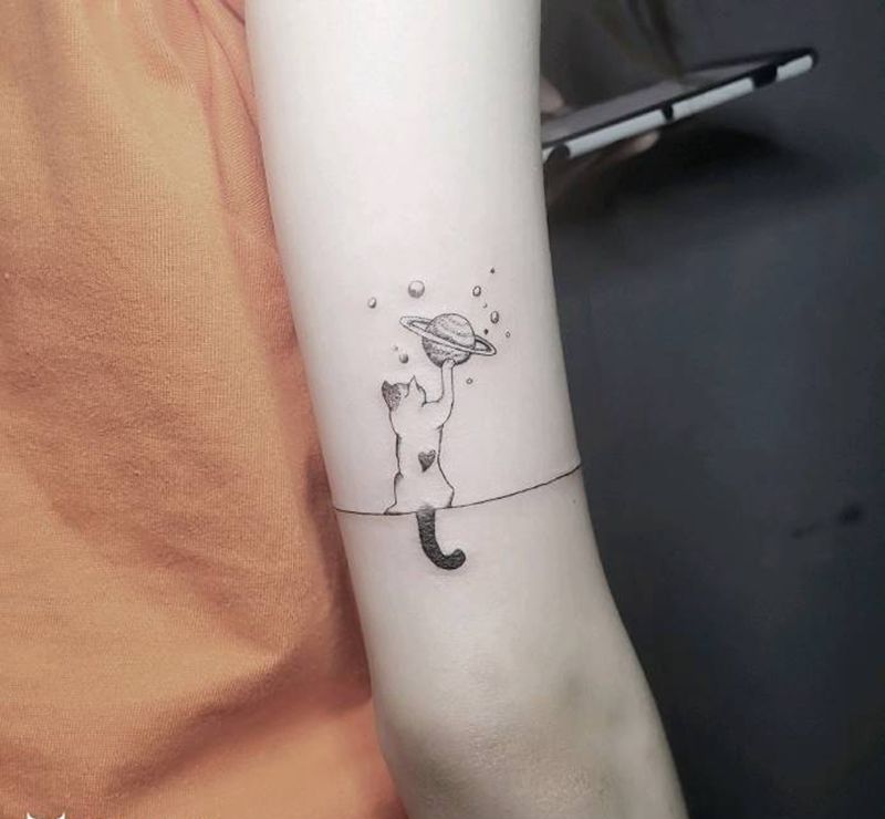 线条猫咪纹身图片_手臂几何纹身图案