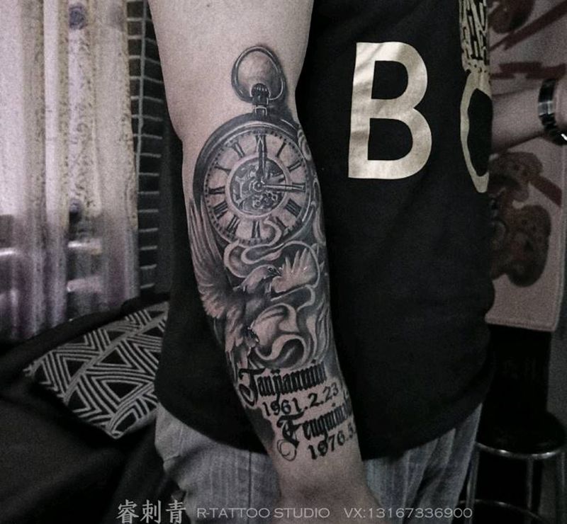 怀表和平鸽纹身图片_手臂欧美写实纹身图案
