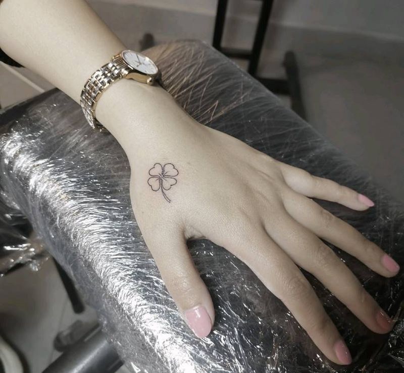 四叶草纹身图片_手部纹身图案