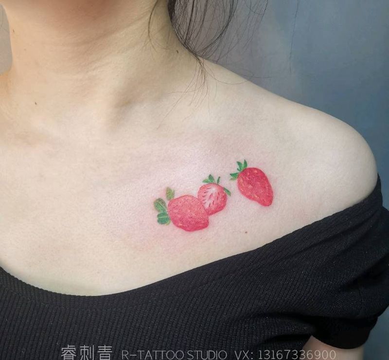 草莓纹身图片_肩部颈部水彩纹身图案