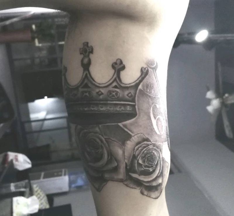 皇冠玫瑰接大臂未完成纹身图片