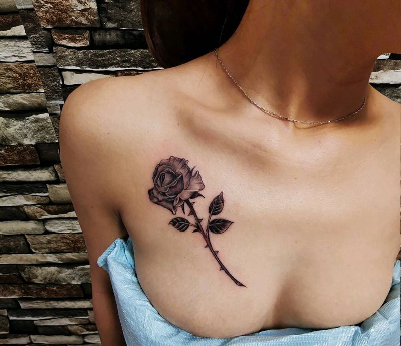 锁骨玫瑰纹身图片_胸部纹身图案
