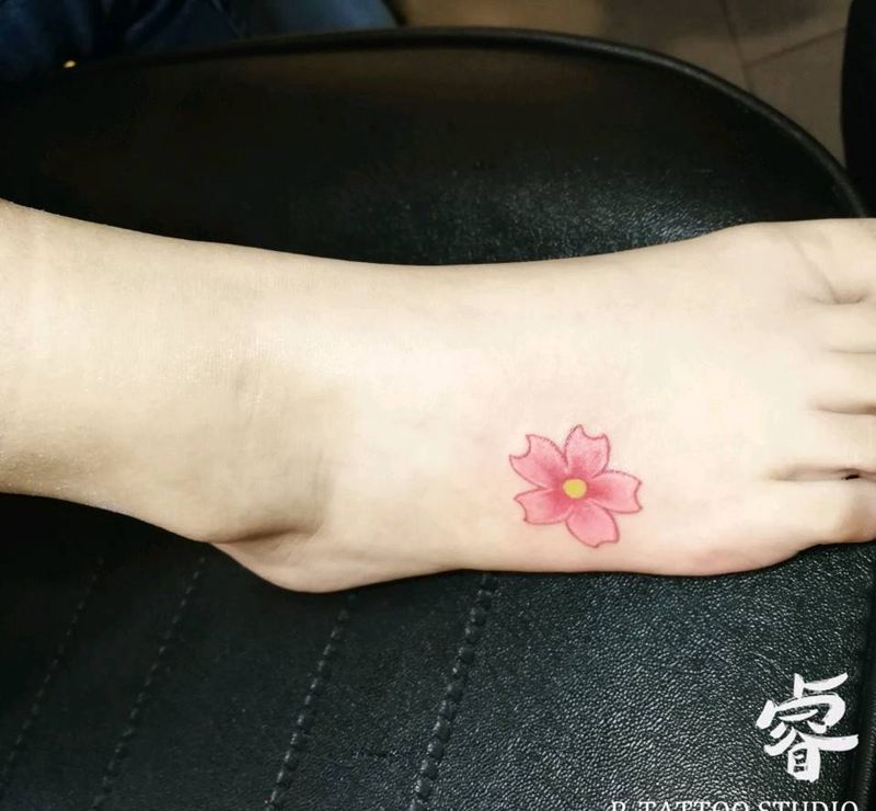 脚背樱花纹身图片