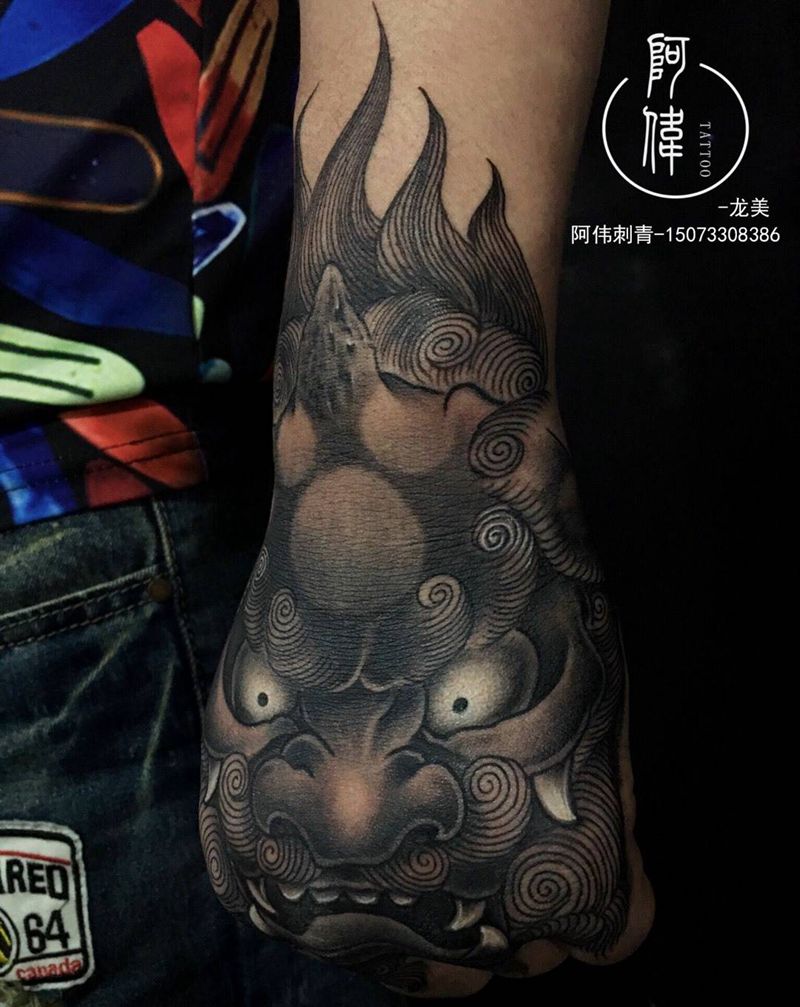 唐狮子纹身图片_手部新传统唐狮手背纹身图案