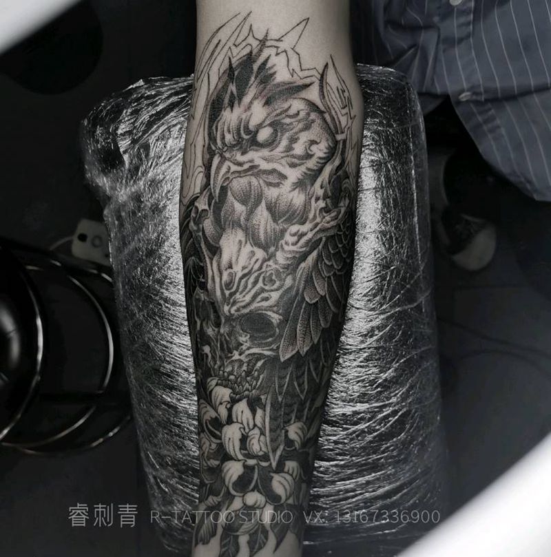 Black work纹身图片_手臂点刺欧美写实纹身图案