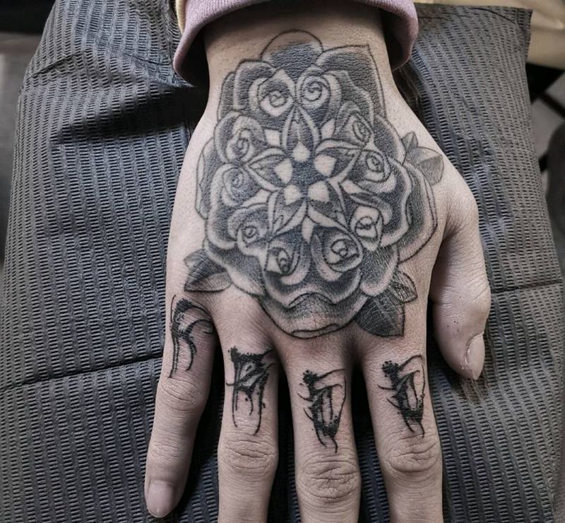 暗黑字体纹身图片_手部几何花体字纹身图案