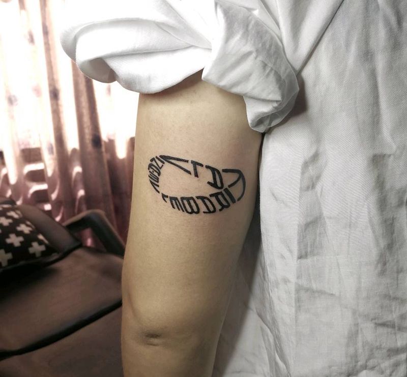 环形字母纹身图片