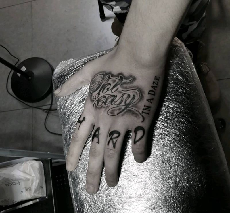手背花体英文纹身图片