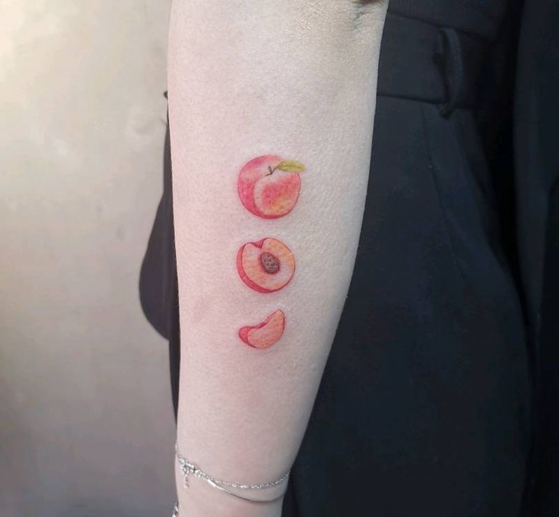 苹果纹身图片_手臂水彩纹身图案