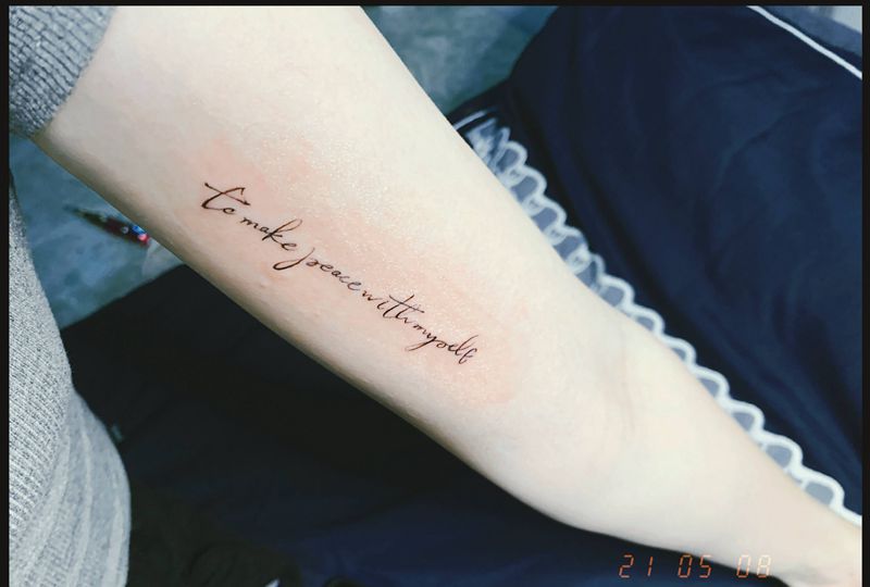 与自己和解纹身图片_手臂花体字纹身图案