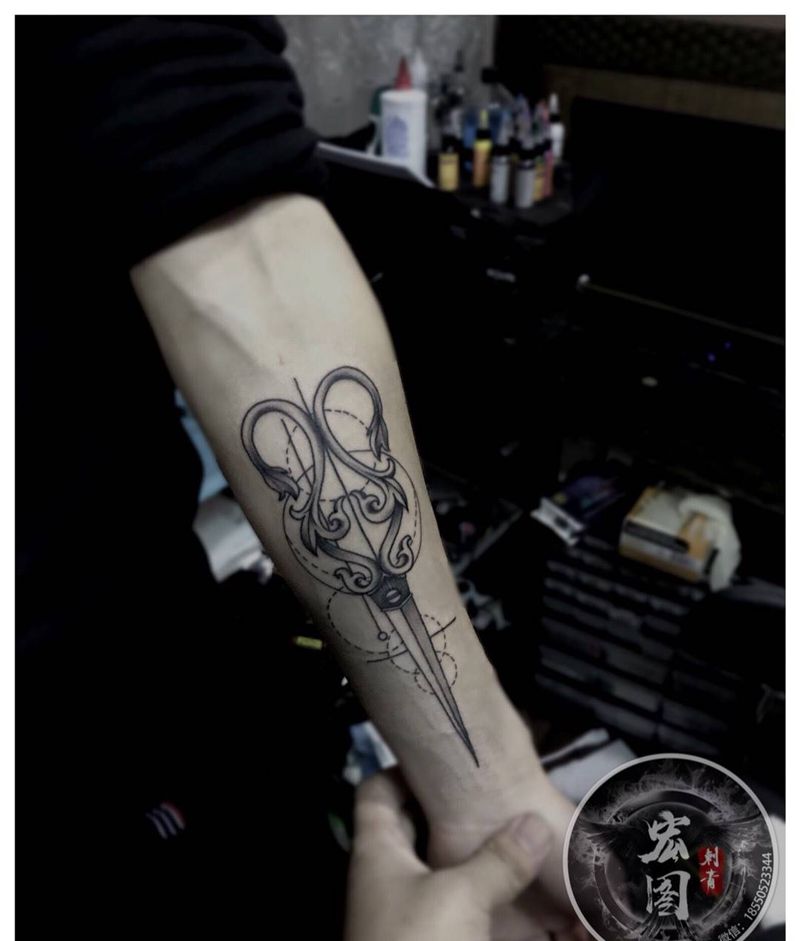 剪刀纹身图片_成品手稿手臂手部清新传统几何纹身图案