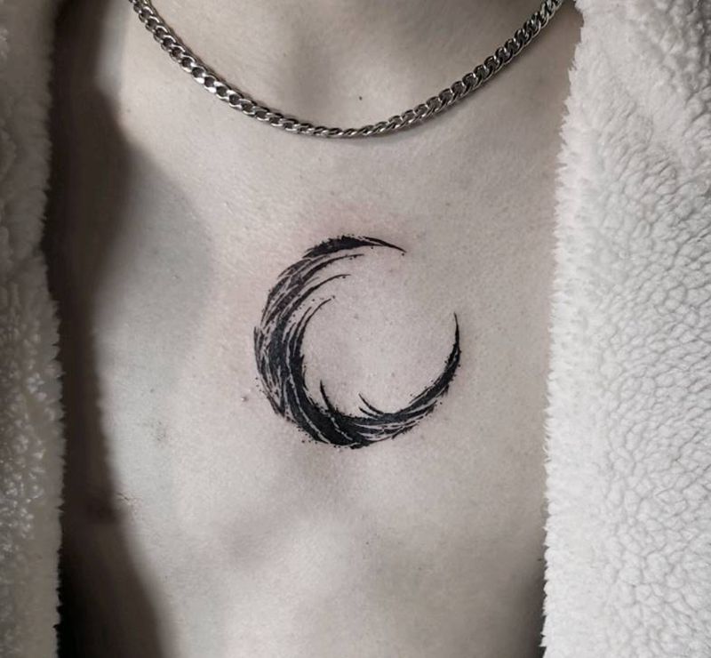 暗黑月亮纹身图片_胸部花体字纹身图案