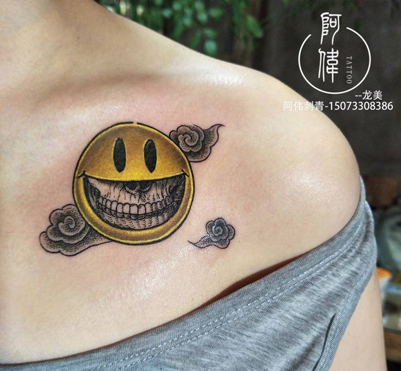 笑脸？纹身图片_肩部点刺笑脸纹身图案