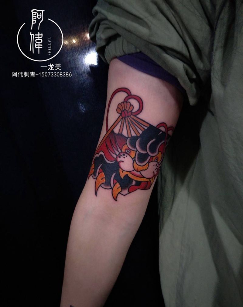 school老虎，感谢信任纹身图片_成品手部纹身图案