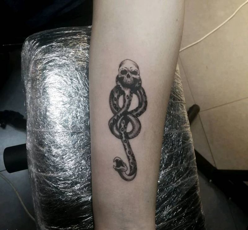 骷髅与蛇纹身图片