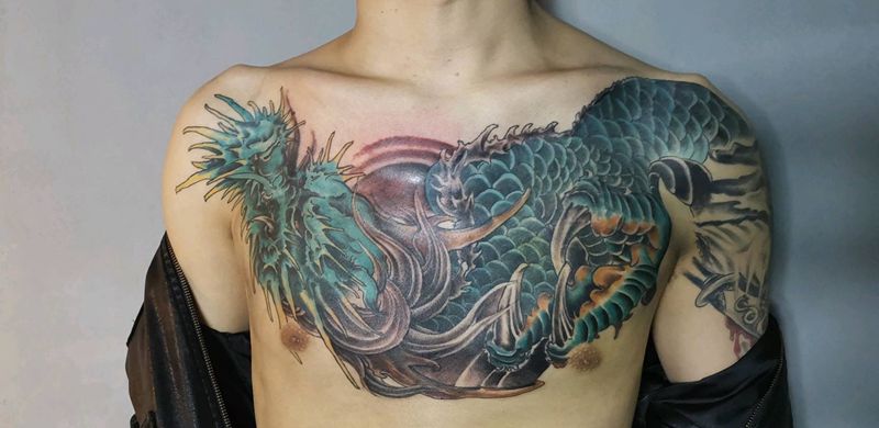 青龙纹身图片_胸部新传统纹身图案