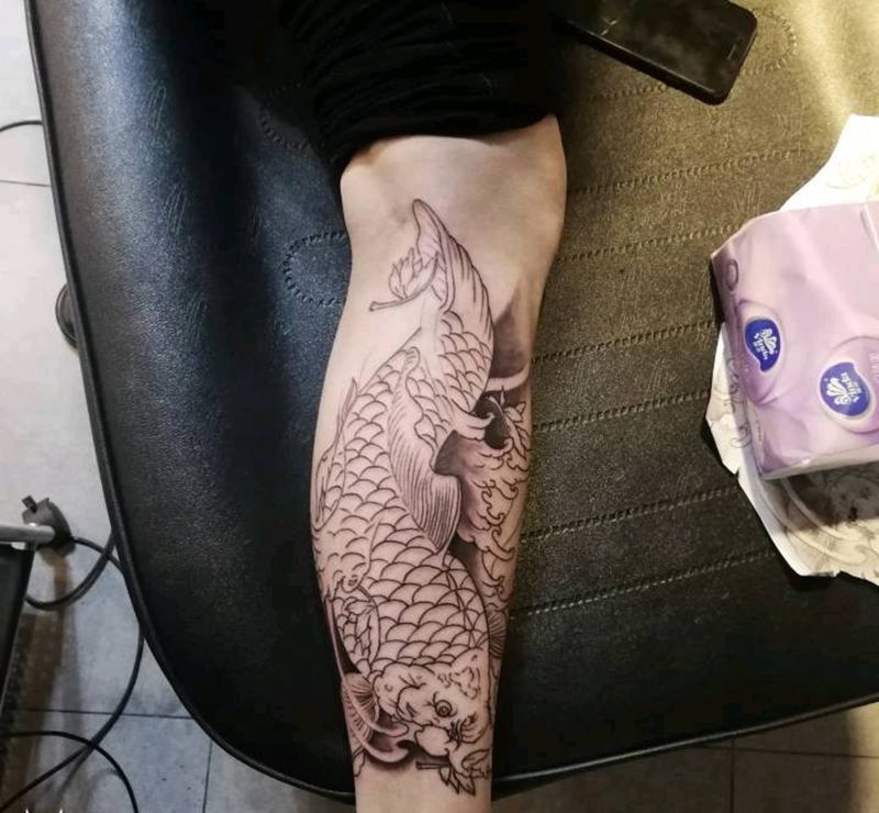 小腿鲤鱼未完成纹身图片