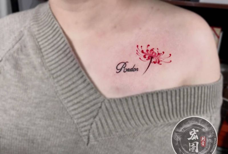 彼岸花纹身图片_肩部胸部水彩花体字纹身图案