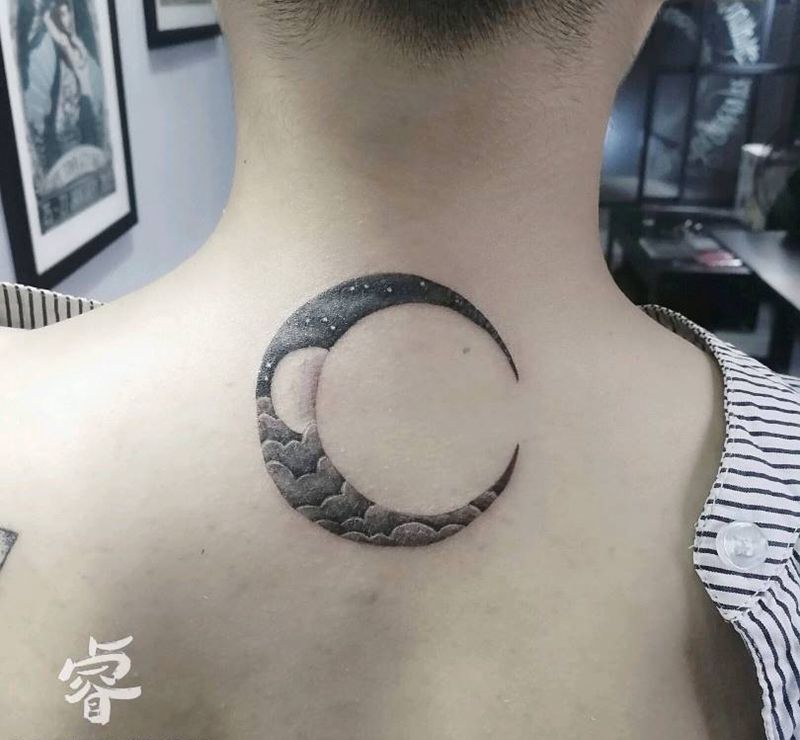 后背月亮纹身图片