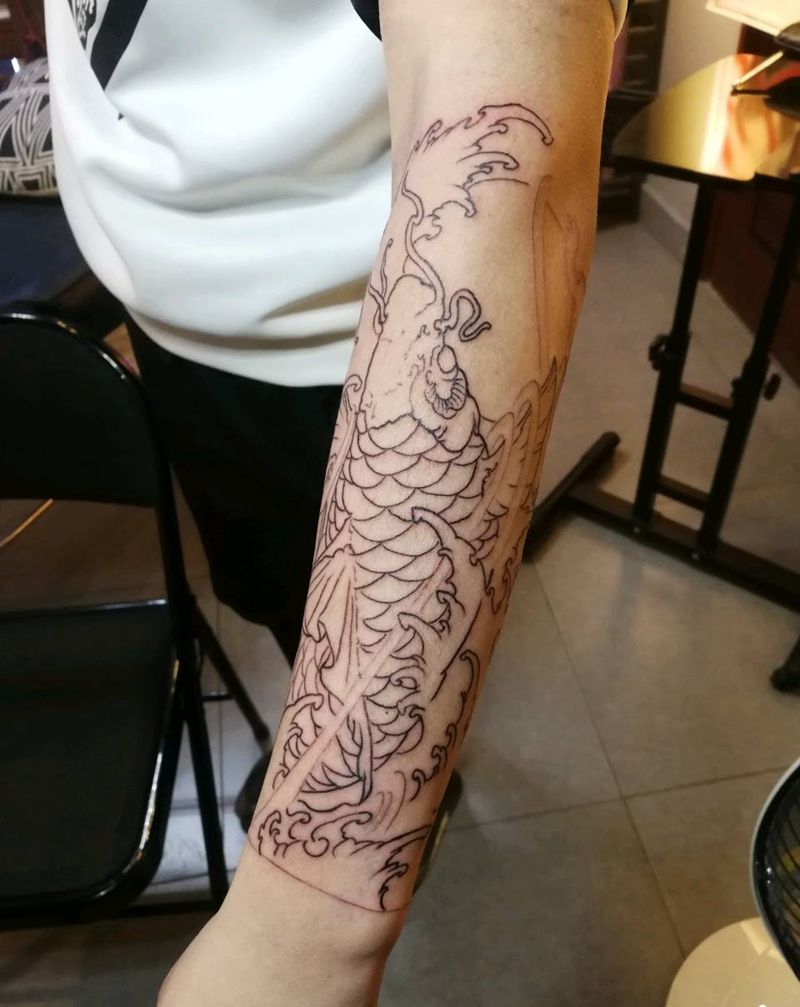 小臂鲤鱼割线纹身图片